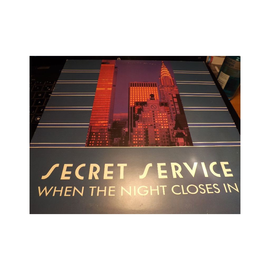 SECRET SERVICE WHEN THE NIGHT CLOSES IN